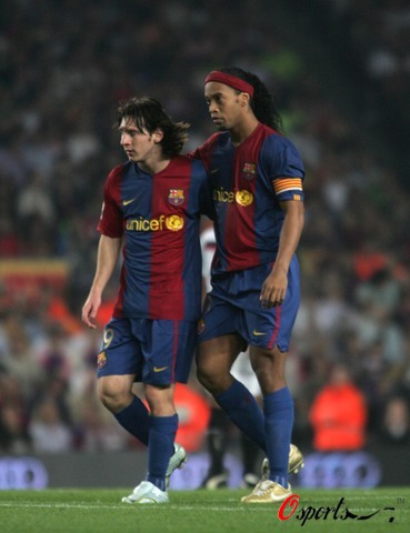 球员受伤倒地，全队围上去