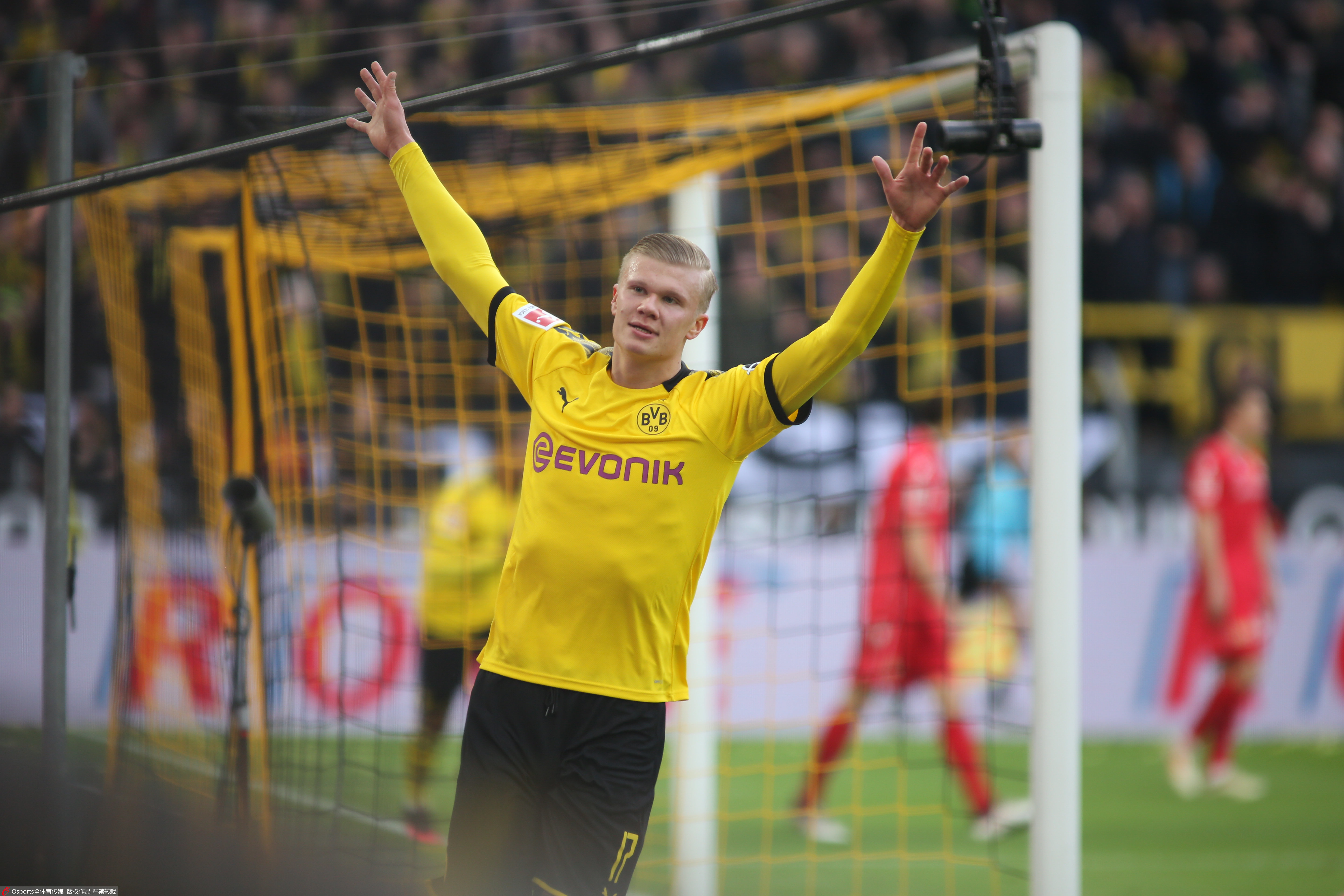 记者：兰克尔踢成都前夜溜去深圳见女友，次日回来裤裆有血