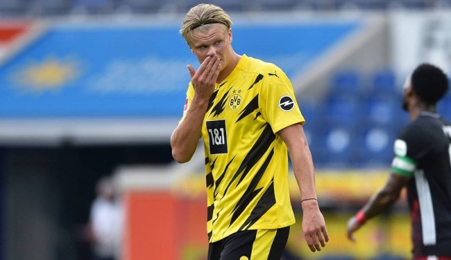 惊险一幕，马竞女足球员梅迪纳头部被膝盖撞到后失去意识