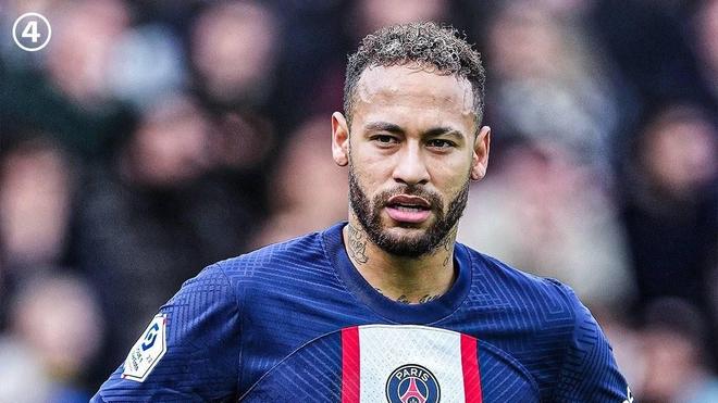 达成生涯400助里程碑，梅西赛后把球衣送给了看台上的父母