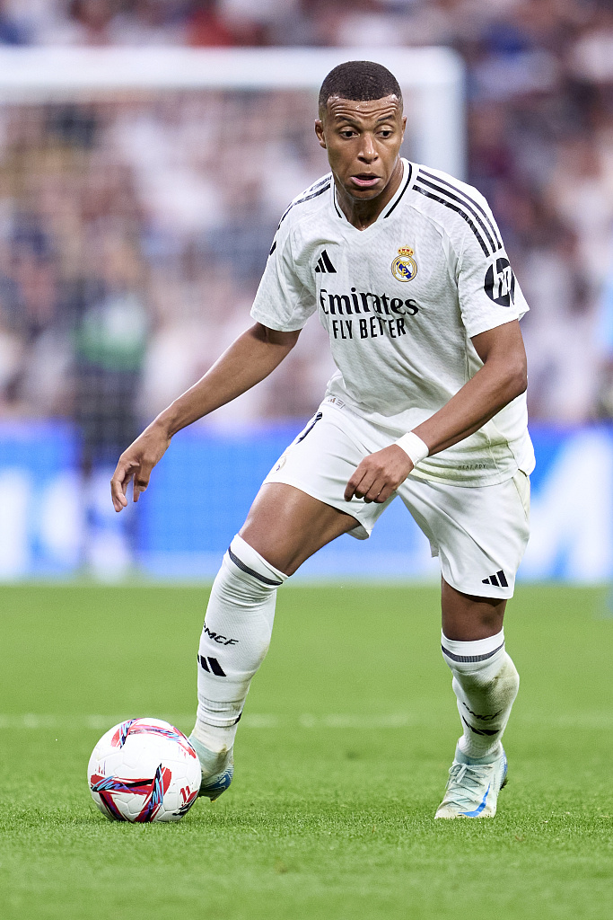 上海市政府向海港赠送冠军贺礼：木雕雄鹰和冠军奖杯刺绣