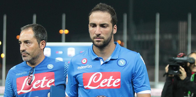 詹姆斯背后传球制造得分机会