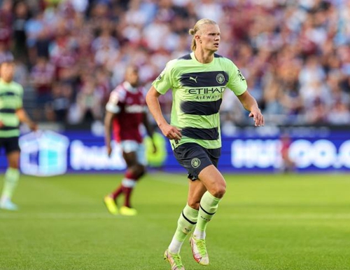 主裁谈拜仁点球：塔的手扩大了接触面积；凯恩的肘碰到了对方